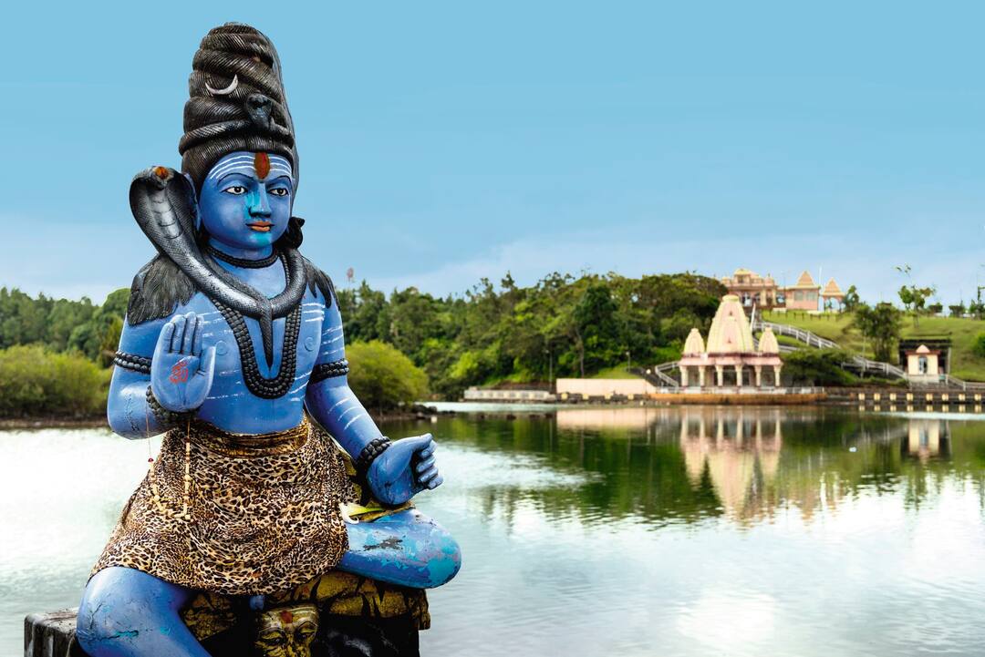 Blue Shiva statue, entrance of Ganga Talao