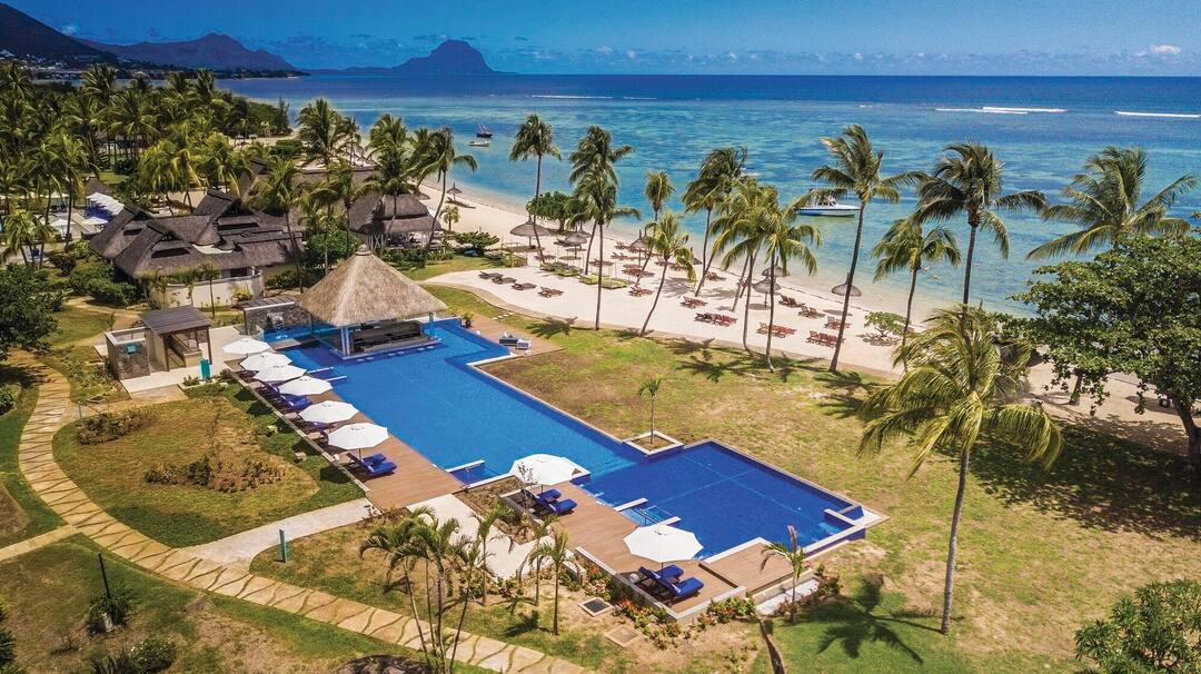 Le Flamboyant pool bar