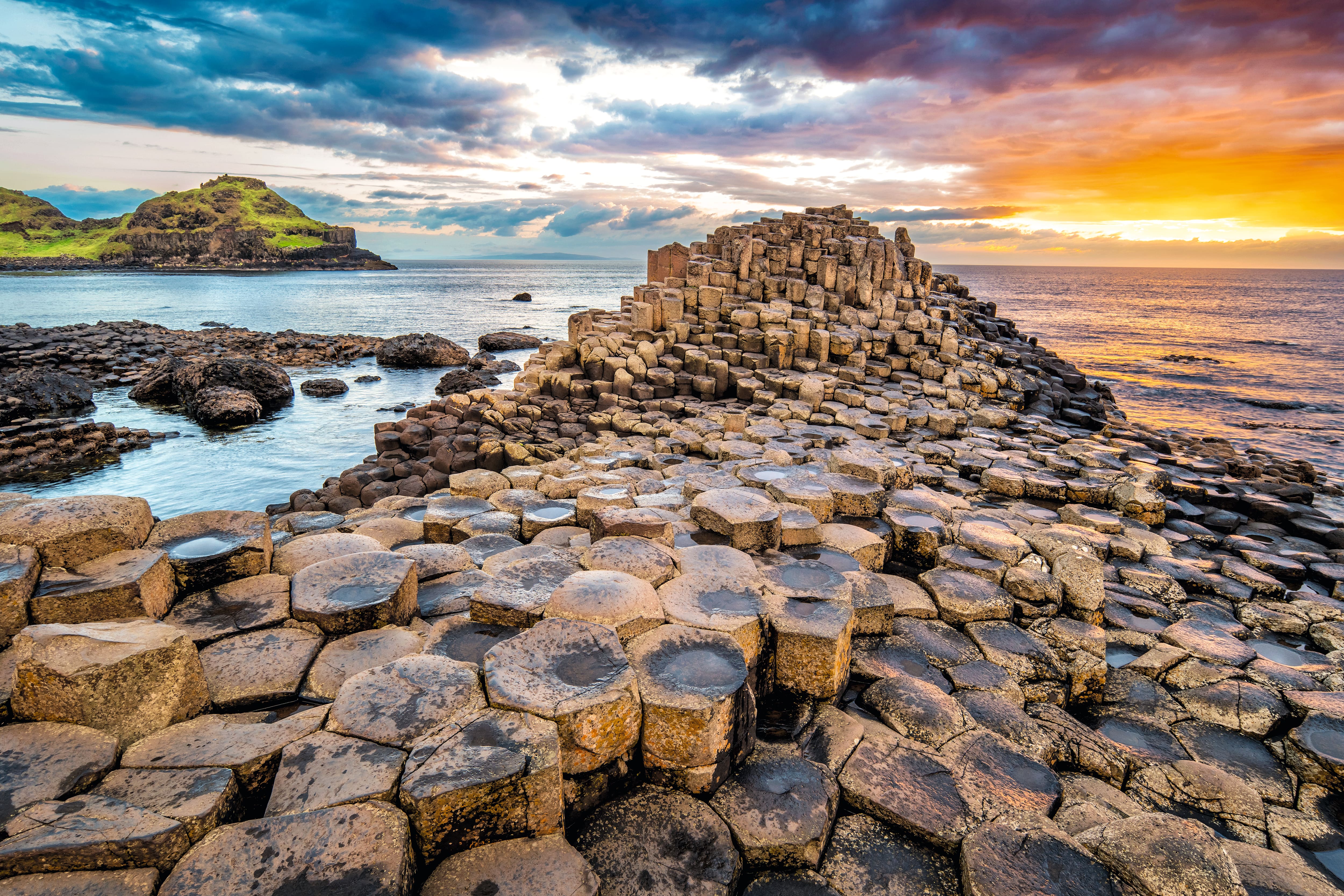 A dramatic seascape of Giant’s Causeway.