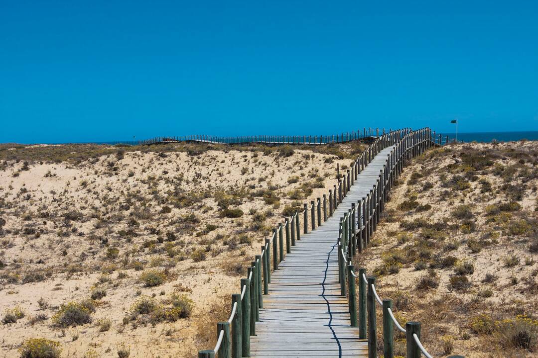The iconic walkway at Qunita do Lago beach