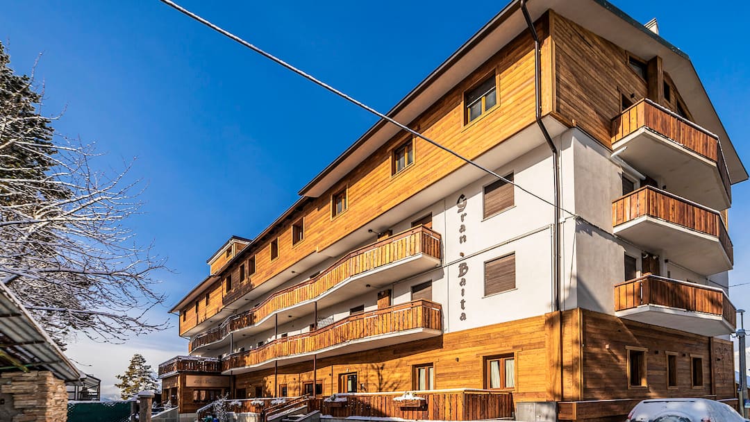 Facciata dell’Hotel Gran Baita in una giornata d’inverno