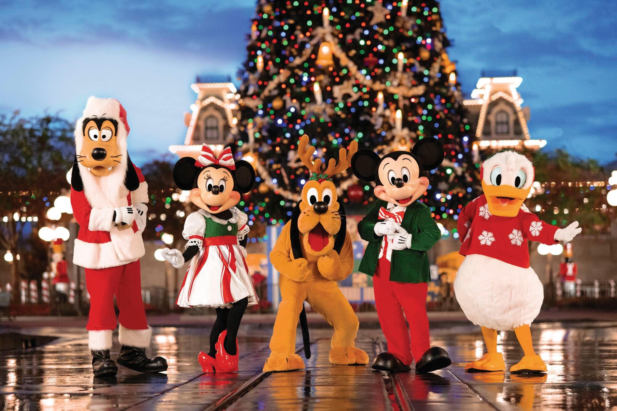 Goofy, Minnie Mouse, Pluto, Micky Mouse and Donald Duck celebrate Mickey’s Very Merry Christmas Party.
