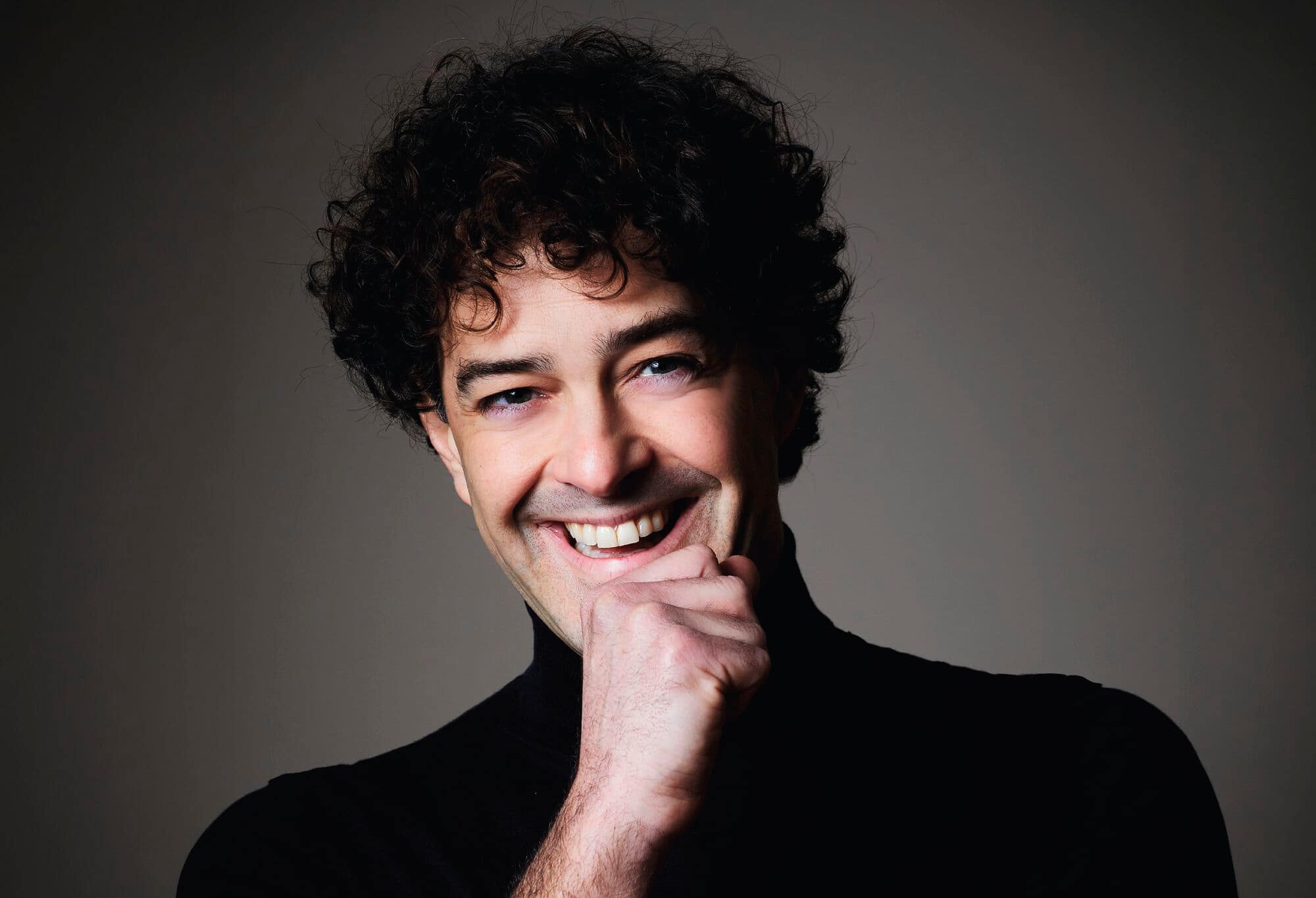 A headshot of Lee Mead.
