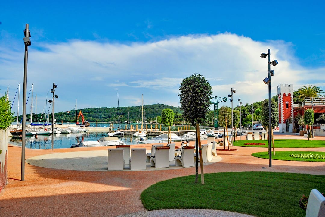 © Fulvio Vivenzi / Padenghe Sul Garda, Italy