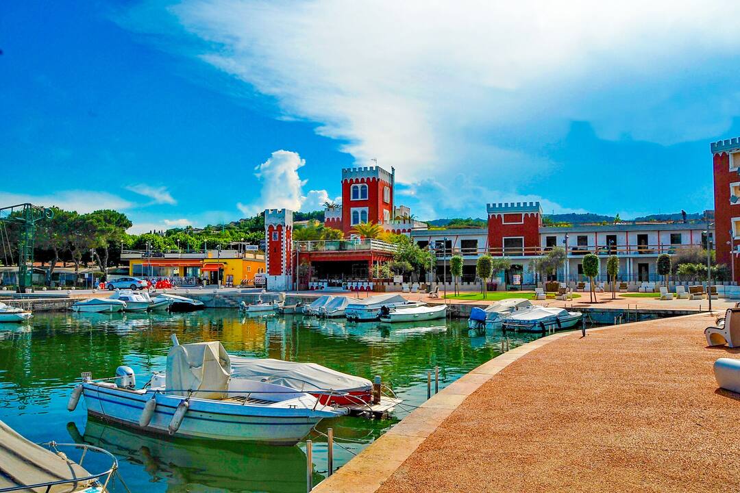 © Fulvio Vivenzi / Padenghe Sul Garda, Italy