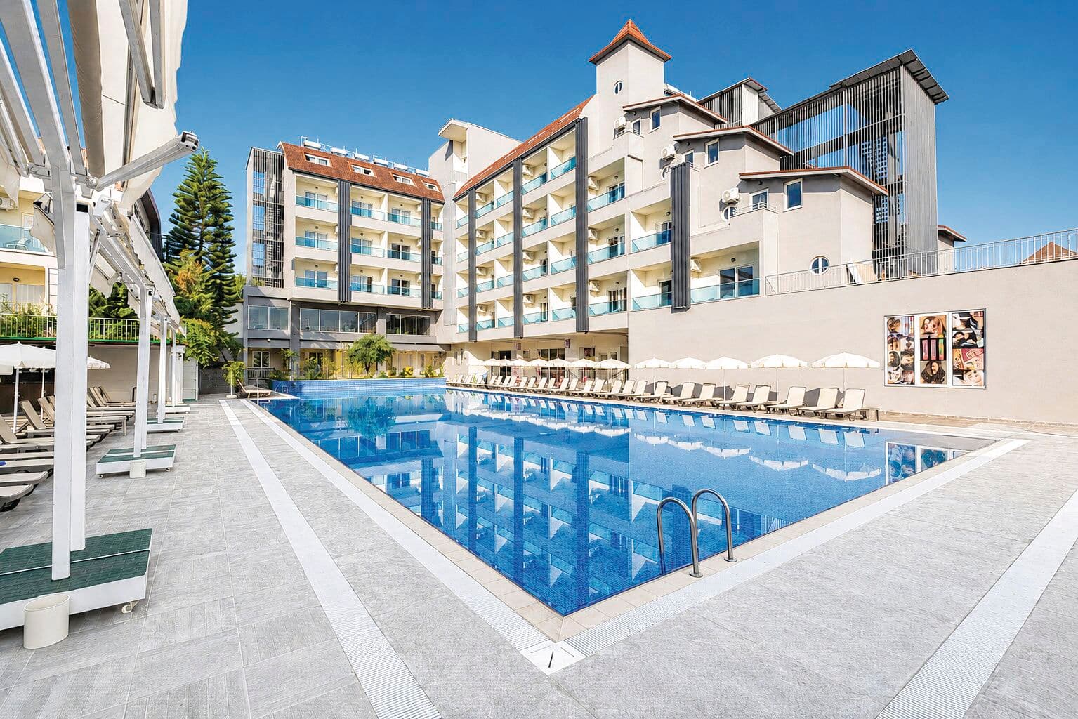 The pool at TUI SUNEO Side.