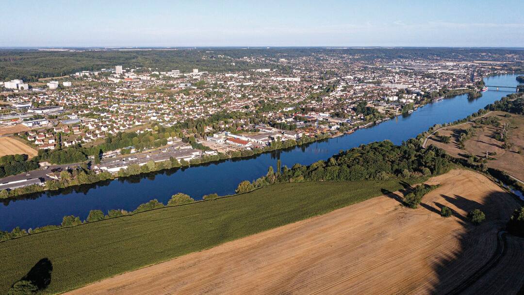 Vernon, lies on the banks of the River Seine