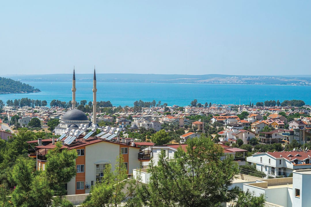 A view of the rooftops and mosque of Akbuk